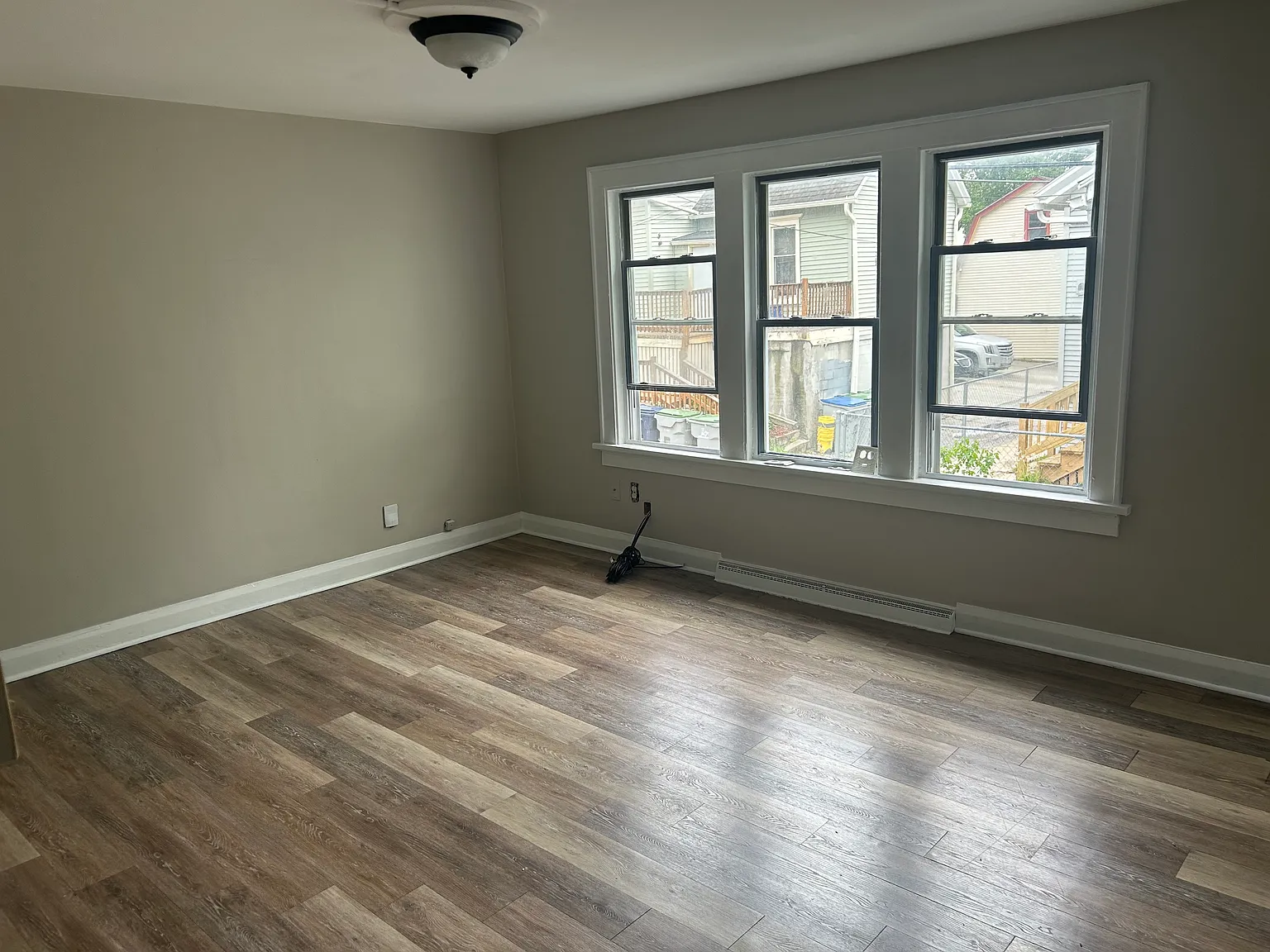 3 bed, 1200 sqft, $1,400 — Photo 2