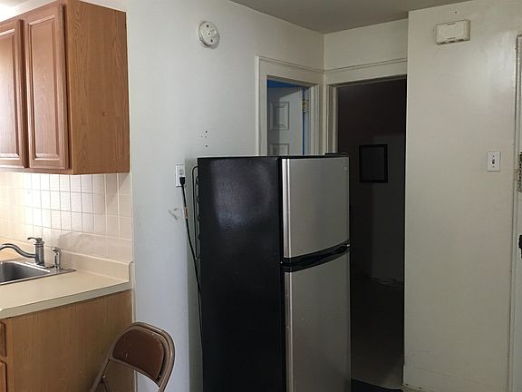 2nd image of 822 Newark Ave #2