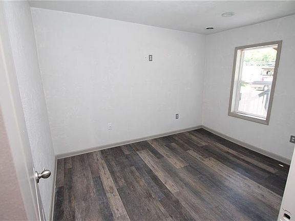 2nd image of 1130 Manor Ave