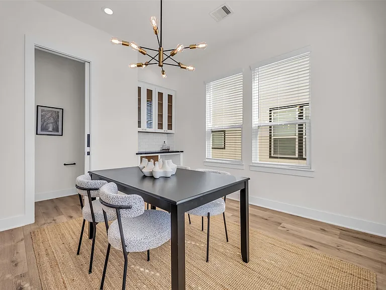 724 E 33rd St — Photo 12