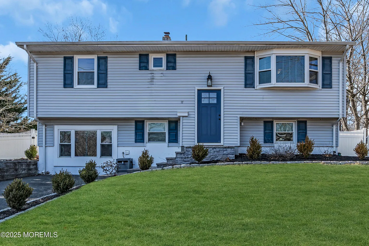 17 Kensington Drive photo 1