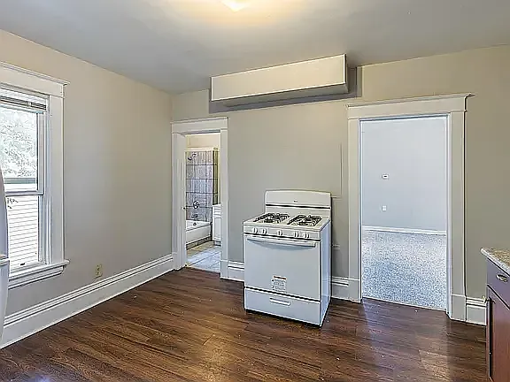 3 bed, 1100 sqft, $1,580 — Photo 2