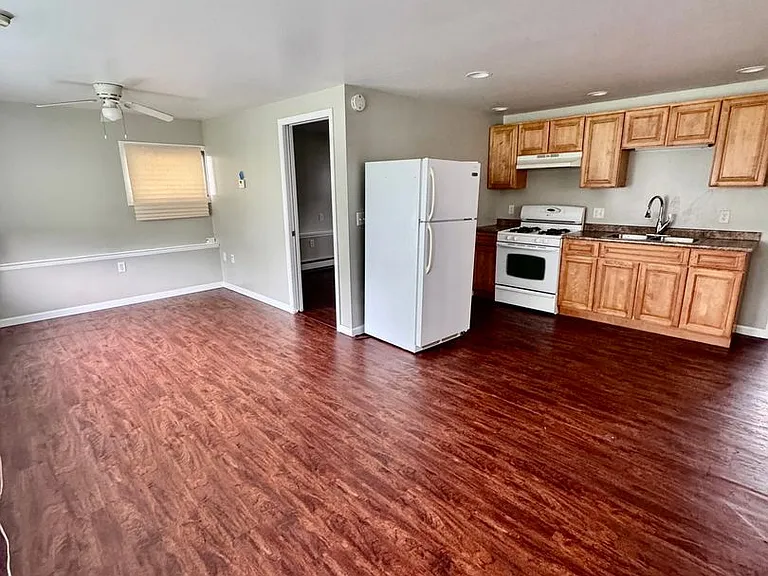 208-210 1/2 Hartwell Ave — Photo 3