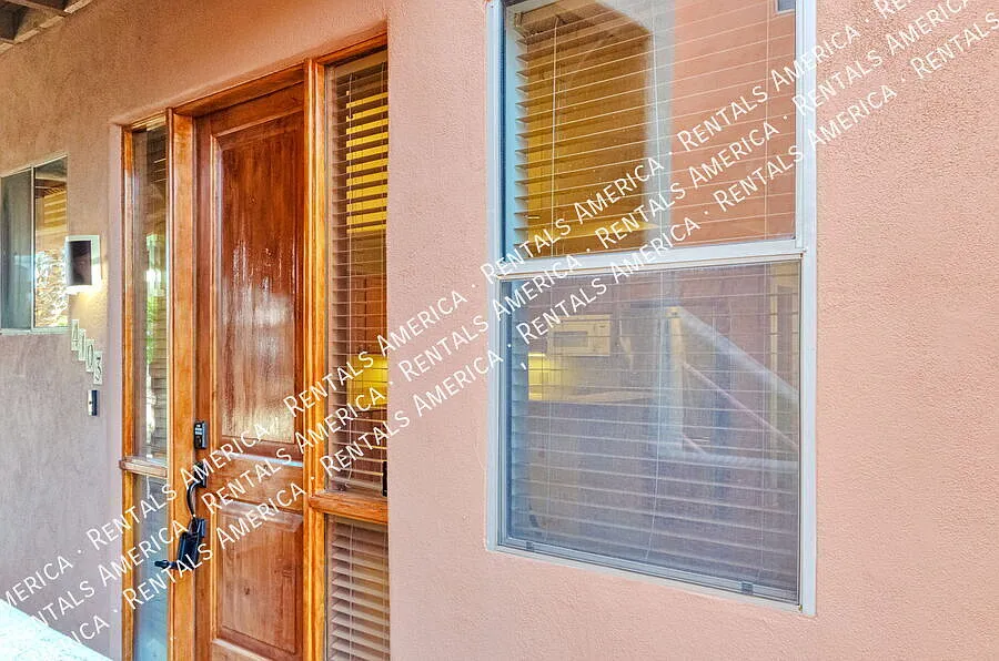 Clean, cute 2 bedroom condo - walk to UA! — Photo 4