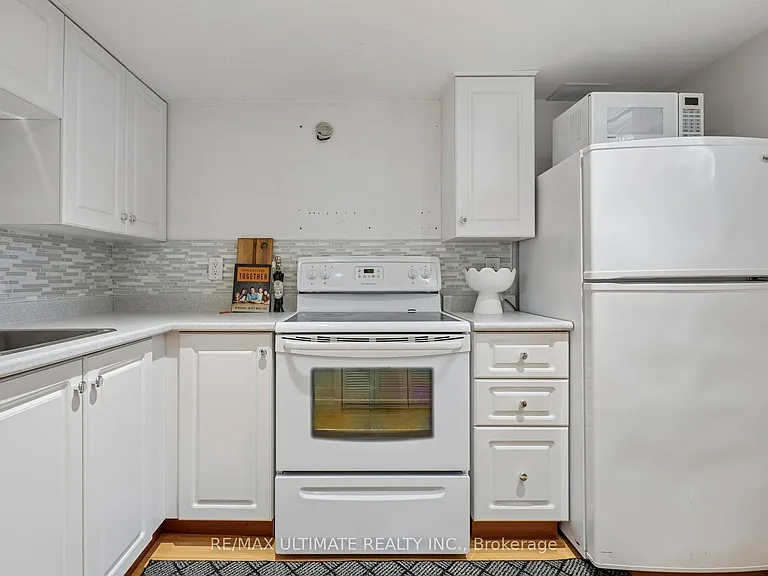 34 Compton Cres #BASEMENT — Photo 3