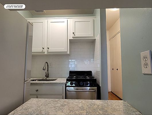 5th image of 324 Pearl St APT 4F