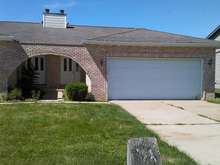 633 Oakbrook Ave — Photo 1