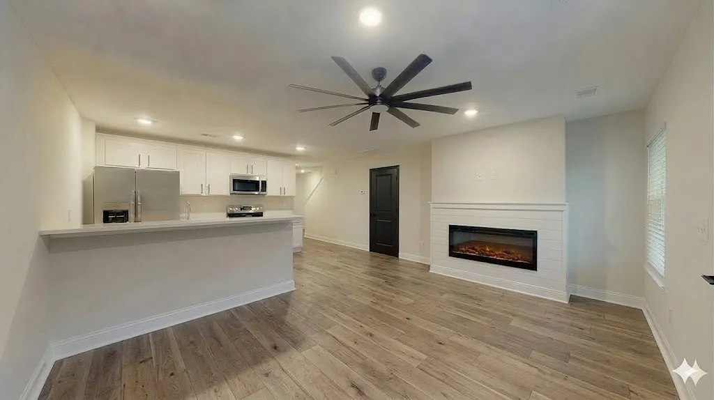 3 bed, 2.5 bath, 1335 sqft, $2,095 — Photo 2