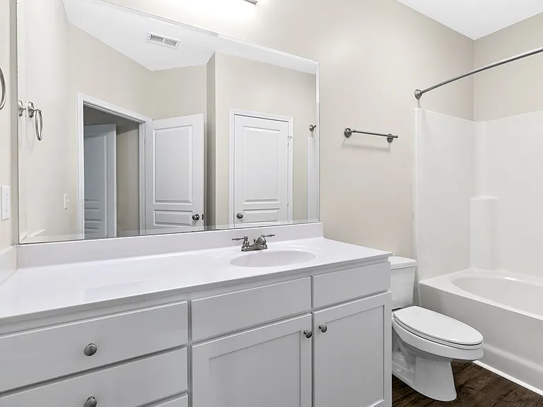 Primary private en-suite bathroom