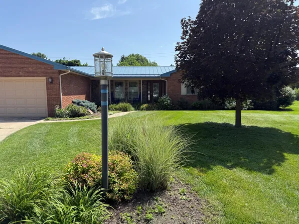 3002 Meadowbrook Ct, Champaign, IL 61822