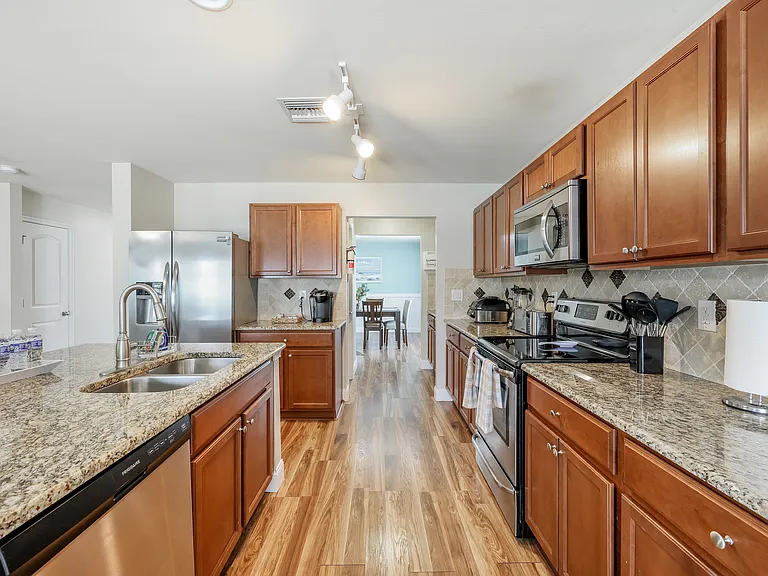 1132 SW 31st St — Photo 3