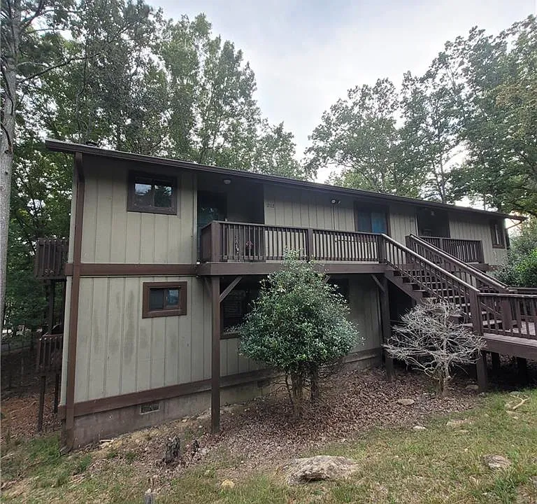 1202 Fairway Oaks