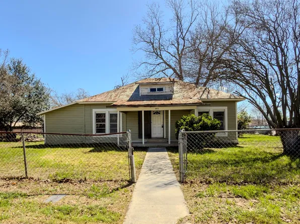 302 E Crockett St, Luling, TX 78648