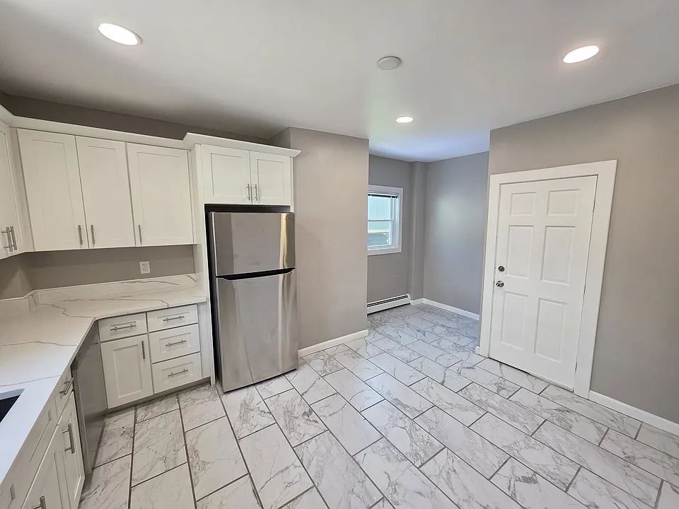  62 Seventh St 1stFlr 2B/2B EastProv! Hardwoods Fireplace! Laundry!