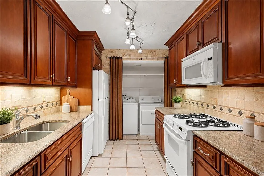 2 bed, 2.0 bath, 1102 sqft, $1,700 — Photo 2