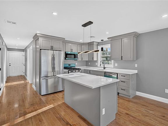 4th image of 126 Johnson St