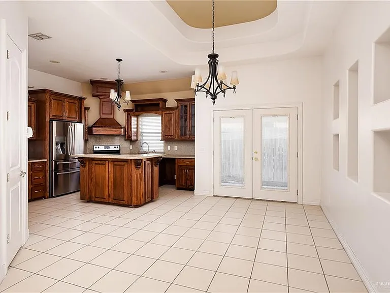 402 Hackberry Ave — Photo 5