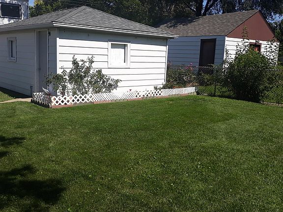 Nice yard to relax in and do some grilling