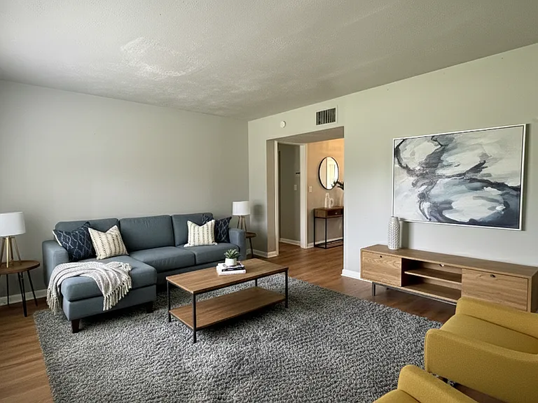 804 La Marche Dr — Photo 4