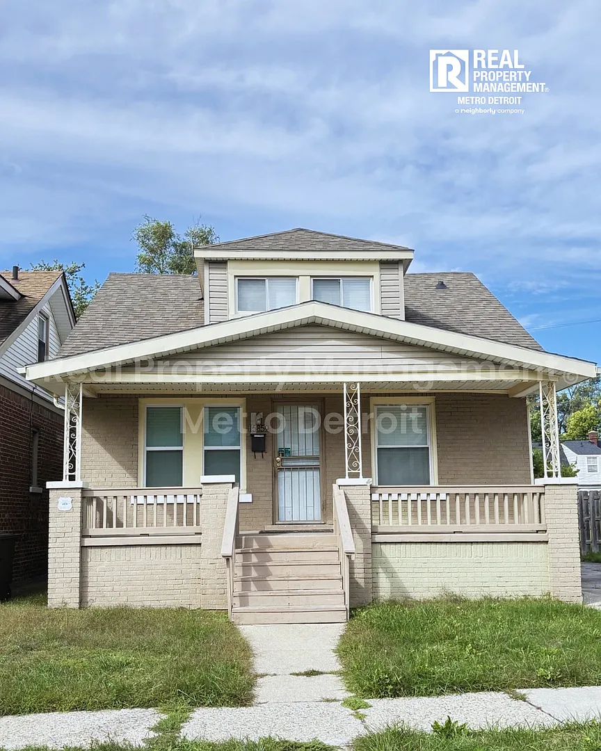 Spacious 5-Bedroom Home with Fenced Backyard in Detroit, Michigan — Photo 1