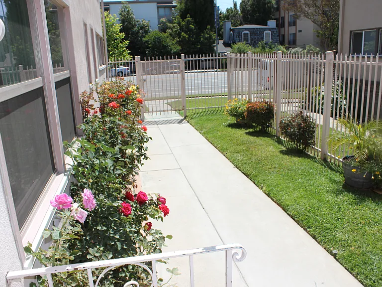 Laurel Canyon Blvd — Photo 8