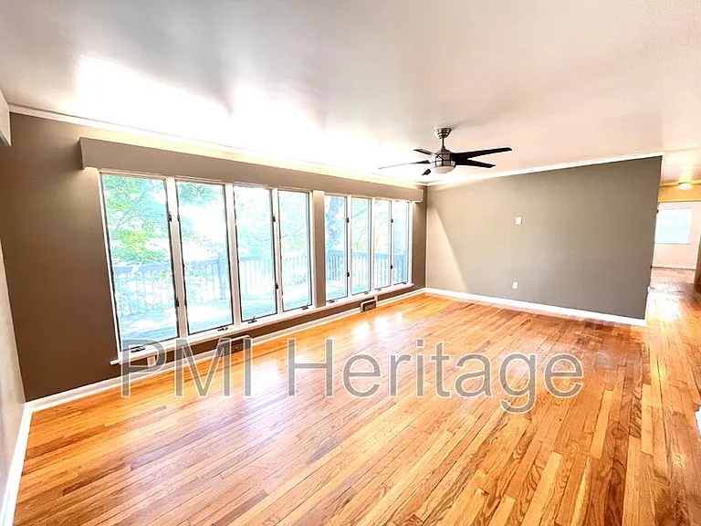 1139 N Sunset Dr — Photo 5