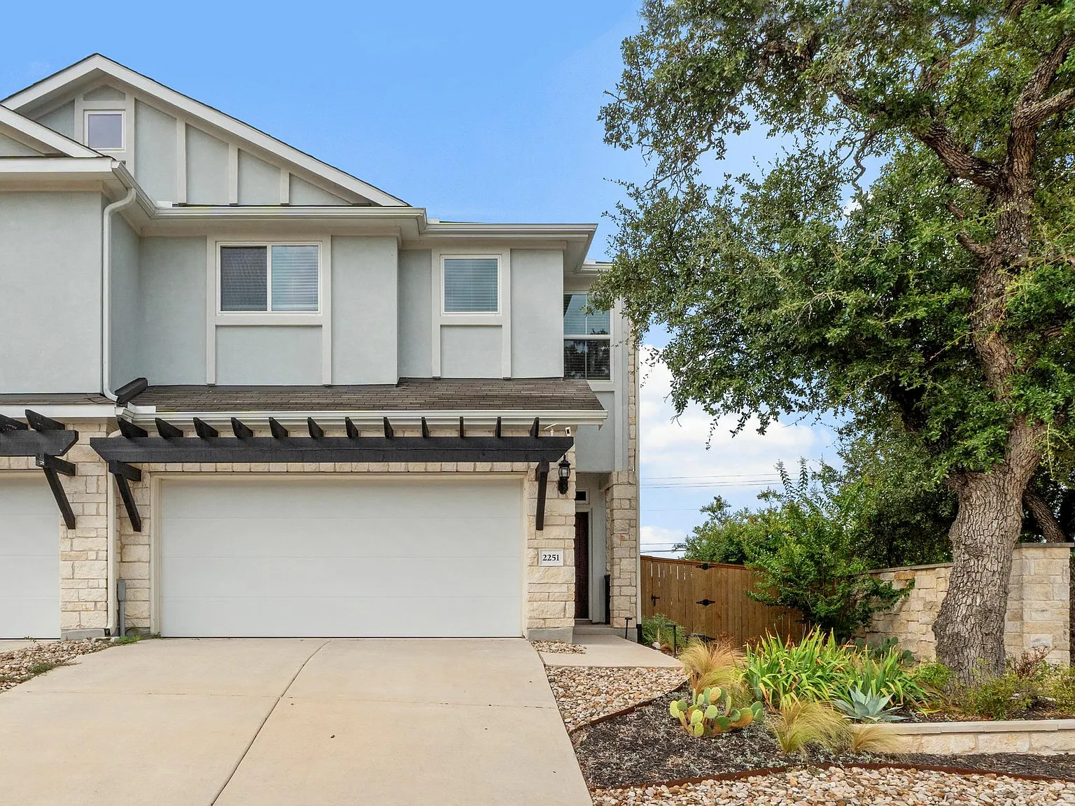 3 bed, 2.5 bath, 1733 sqft, $2,200 — Photo 2