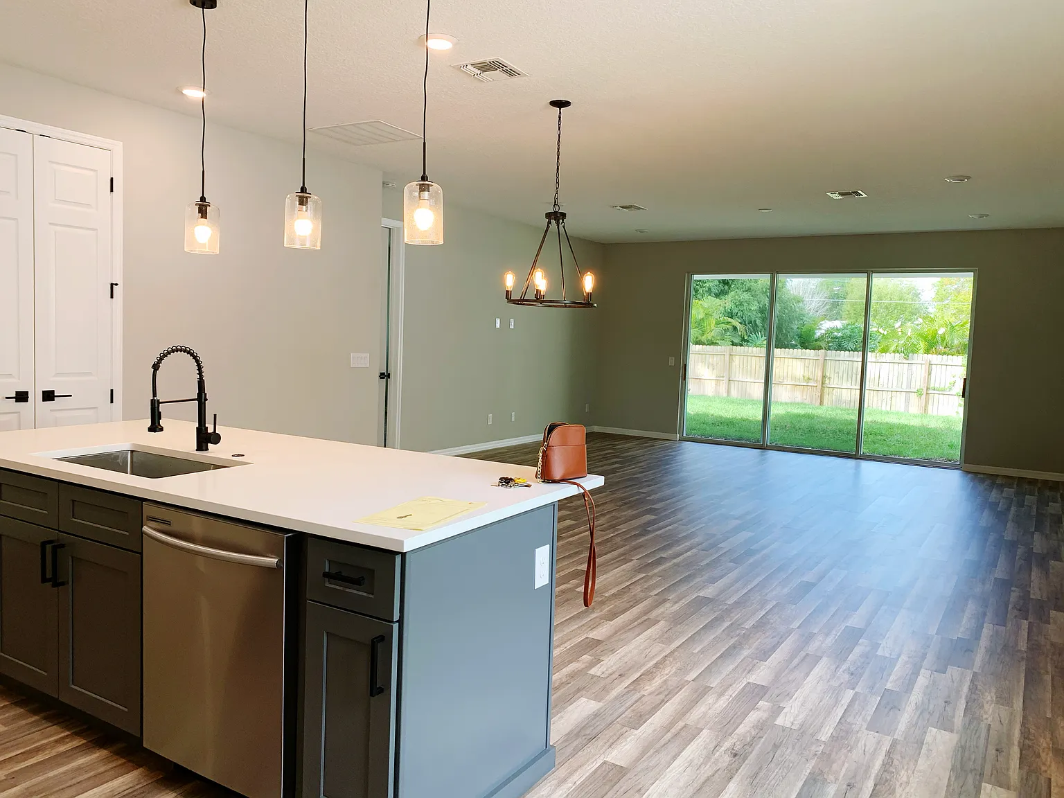 3 bed, 2.5 bath, 1900 sqft, $3,350 — Photo 3