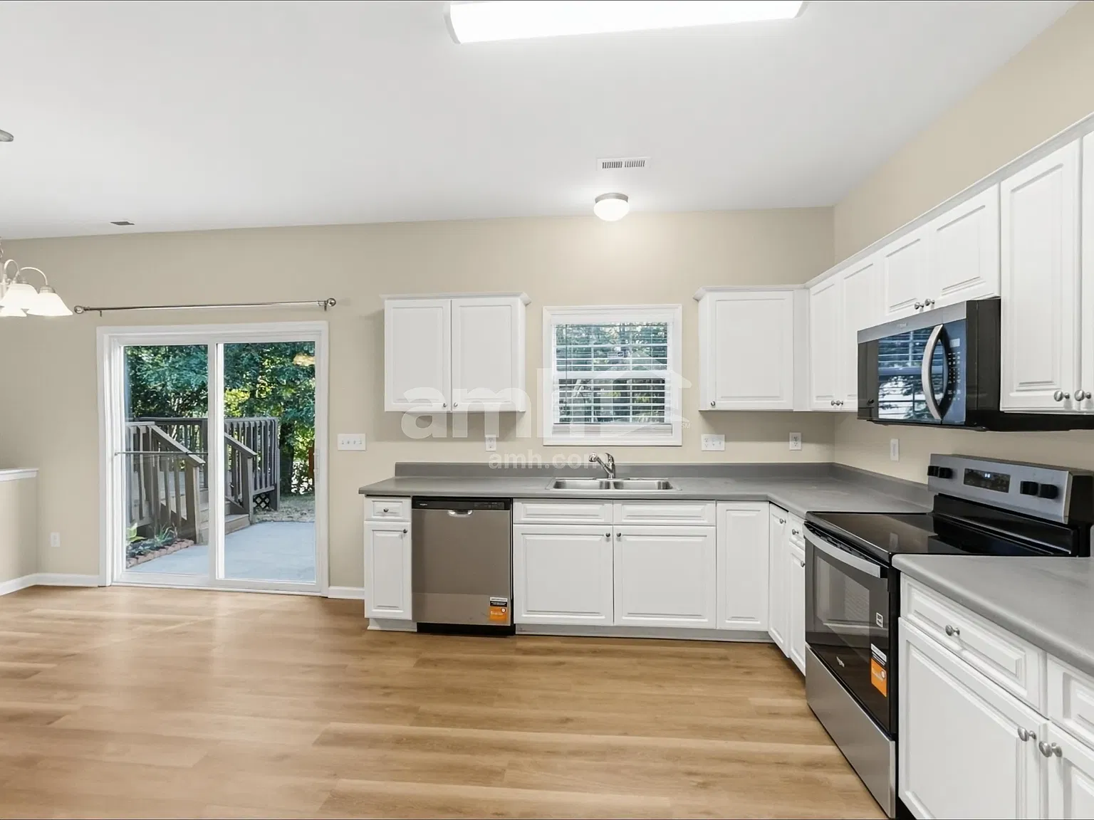 4 bed, 2.5 bath, 2267 sqft, $2,200 — Photo 4