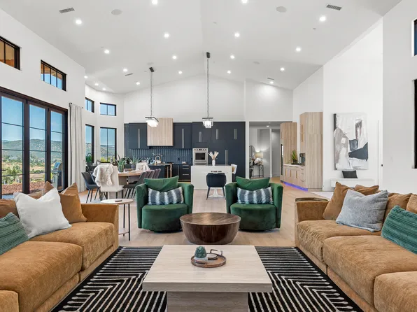 9817 Lorraine Ridge Trl, El Cajon, CA 92021