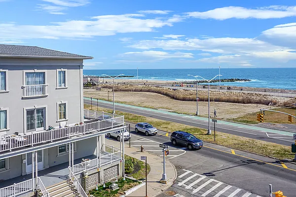 Sold by REMAX Elite | media 12
