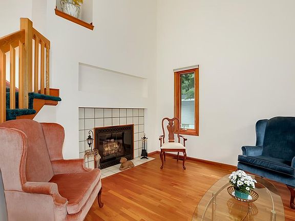 2nd image of 19 Lynwood Ln