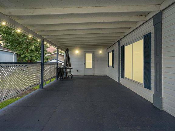 4th image of 212 NE Greenwich Ln