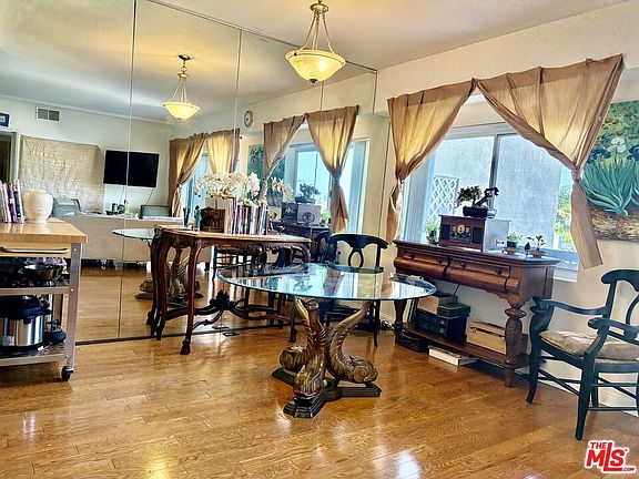 3rd image of 622 S Barrington Ave APT 408