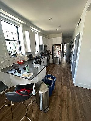 5th image of 136 Alexander Ave #3