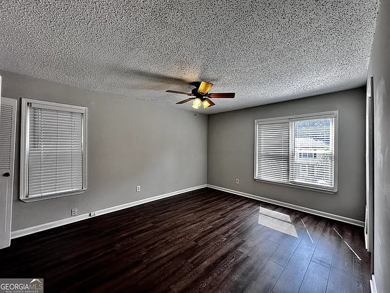 1060 Falling Water Dr SE — Photo 10