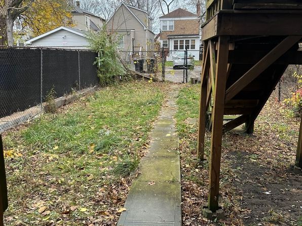 chicago-illinois-2071988333 picture