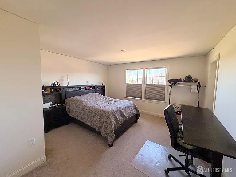47 Thomas Dr — Photo 13