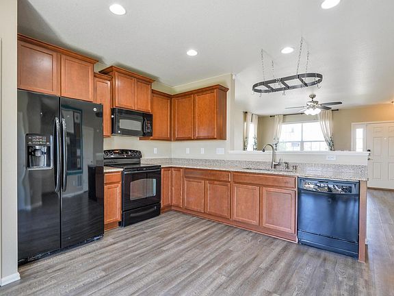 Fully equipped kitchen with newer dishwasher, refrigerator and microwave