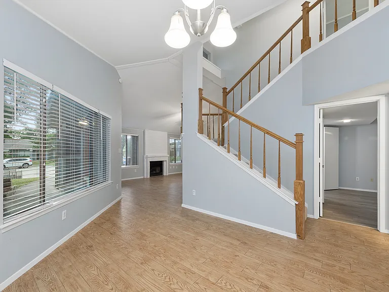 513 Hunters Glen St — Photo 8