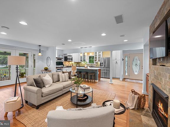 4th image of 9328 Garden Ct