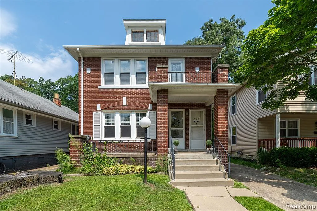 242 W Webster St photo 1