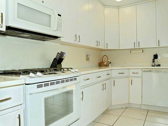 5th image of 24 Malden Cir