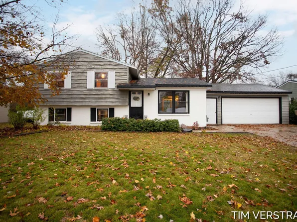 5110 Wallingford Dr NW, Comstock Park, MI 49321