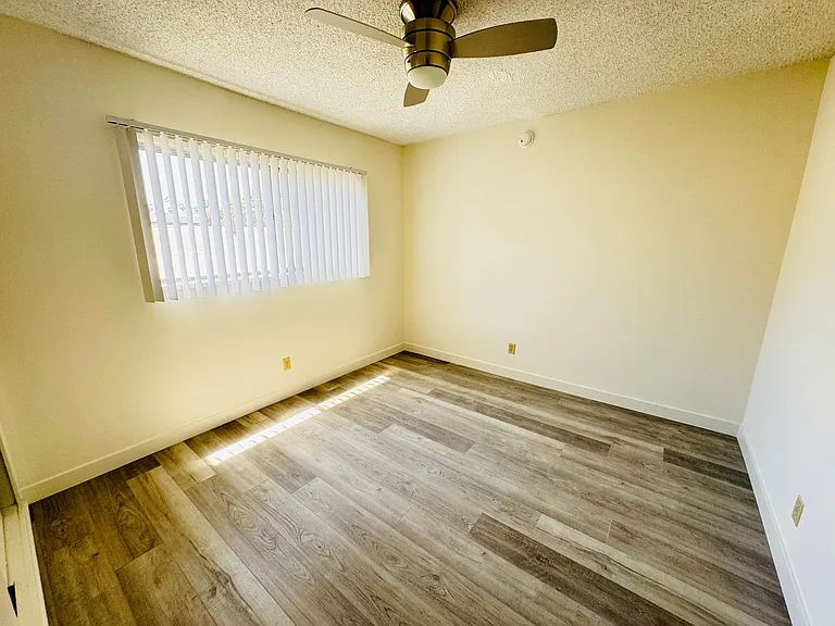 1049 N Mariposa Ave — Photo 8