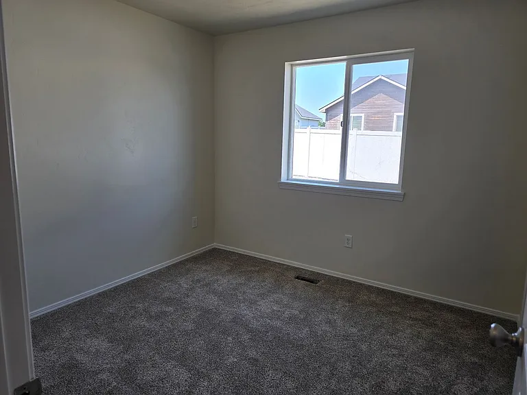 649 Clinton Dr — Photo 10