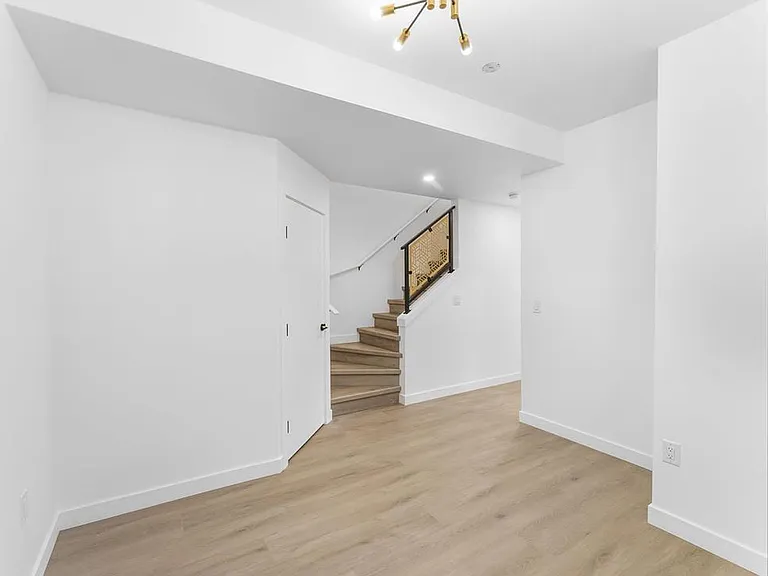115 Blenheim Ave — Photo 16
