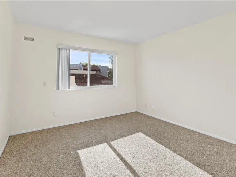 6350 Genesee Ave — Photo 15