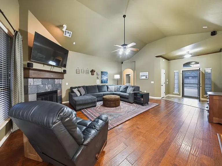 2425 Glenmere Dr — Photo 4