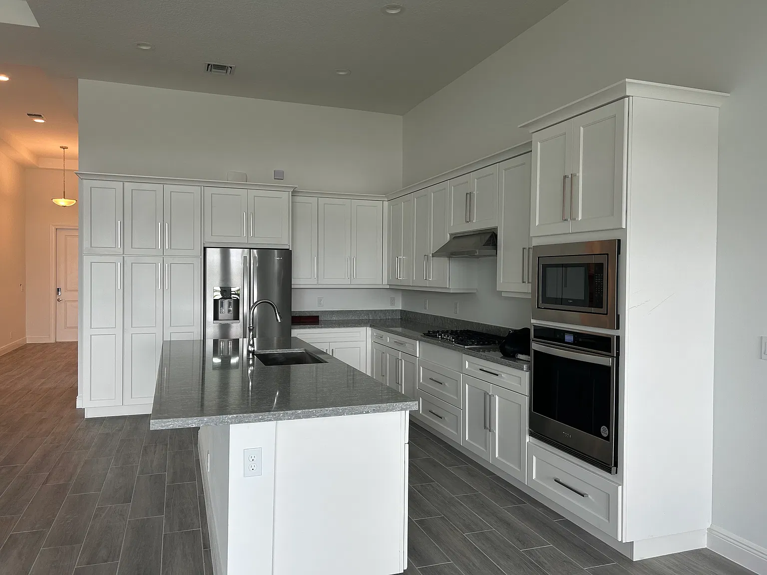 3 bed, 2300 sqft, $4,950 — Photo 4